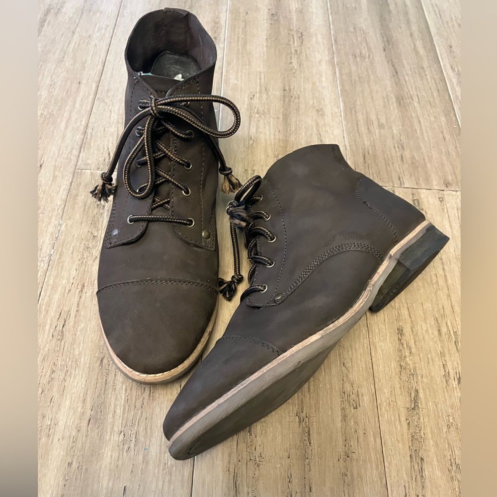 Diba brown leather ankle lace up women’s boots. Size 9
